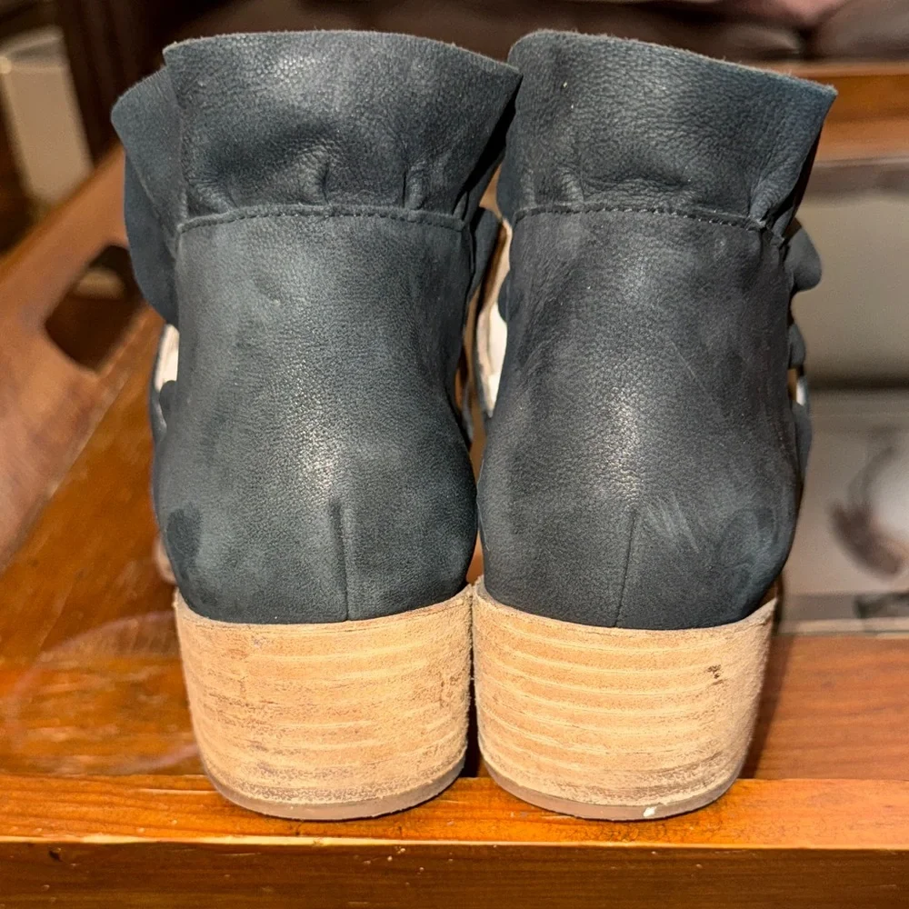 Seychelles Black Ankle Booties with Ruffle Detail - Picture 8 of 9